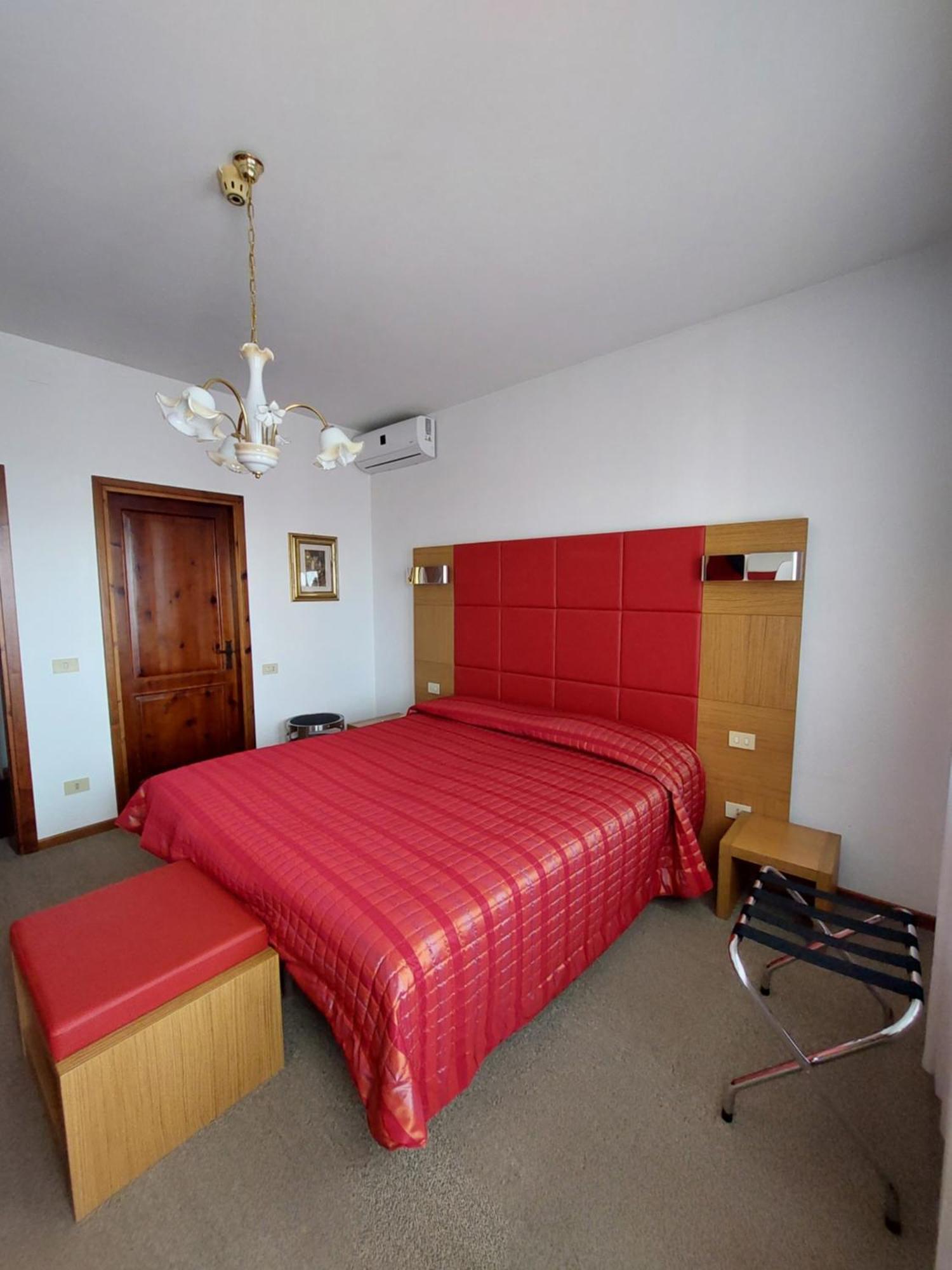 Albergo Alla Pineta مونتيبلونا المظهر الخارجي الصورة